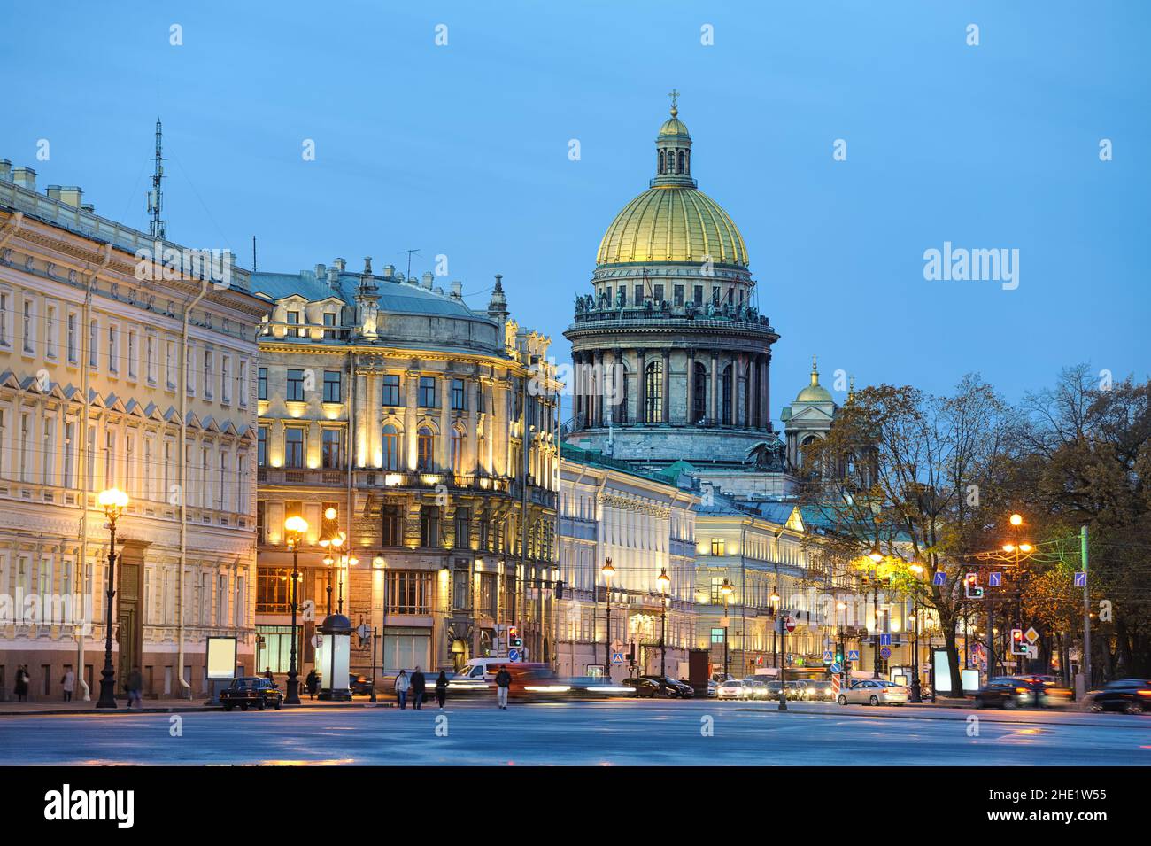 Goldene Kuppeln der Isaakskathedrale, eine der größten Kathedralen Europas, in St. Petersburg, Russland Stockfoto