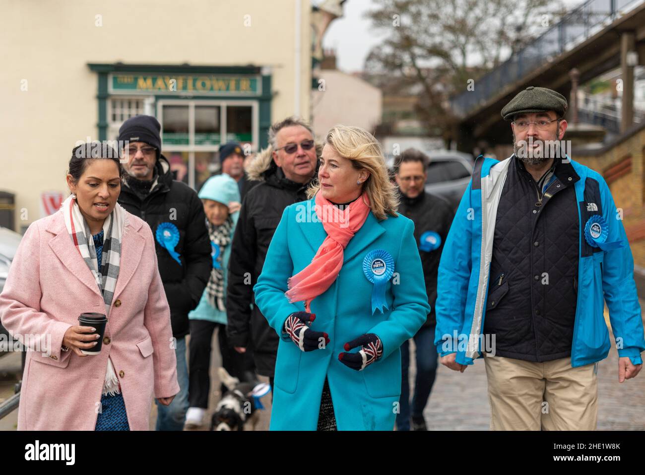 Old Leigh, Southend on Sea, Essex, Großbritannien. 8th Januar 2022. Das Datum für die Nachwahl des Wahlkreises Southend West als Ersatz für den ermordeten Abgeordneten Sir David Amess wurde auf den 3rd. Februar festgelegt. Die konservative Partei hat die Sevenoaks-Ratsmitglied Anna Firth als ihre Kandidatin ausgewählt, während Labour und die Lib Dems den Sitz nicht bestreiten. Die UKIP, die englische Constitution Party und die britische Freedom Party stellen Kandidaten vor. Anna Firth ist heute von Leigh-on-Sea aus zu ihrer Wahlkampagne gestartet, begleitet von den Abgeordneten Priti Patel und James Duddridge. Spaziergang durch Old Leigh Stockfoto