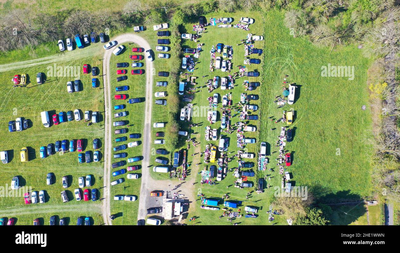 Luftbilder vom Pennant Autostiefel Verkauf, zeigt Autos geparkt, Autos mit Ständen geparkt und Menschen herumlaufen. Felder mit Bäumen und Feldwegen gesäumt Stockfoto