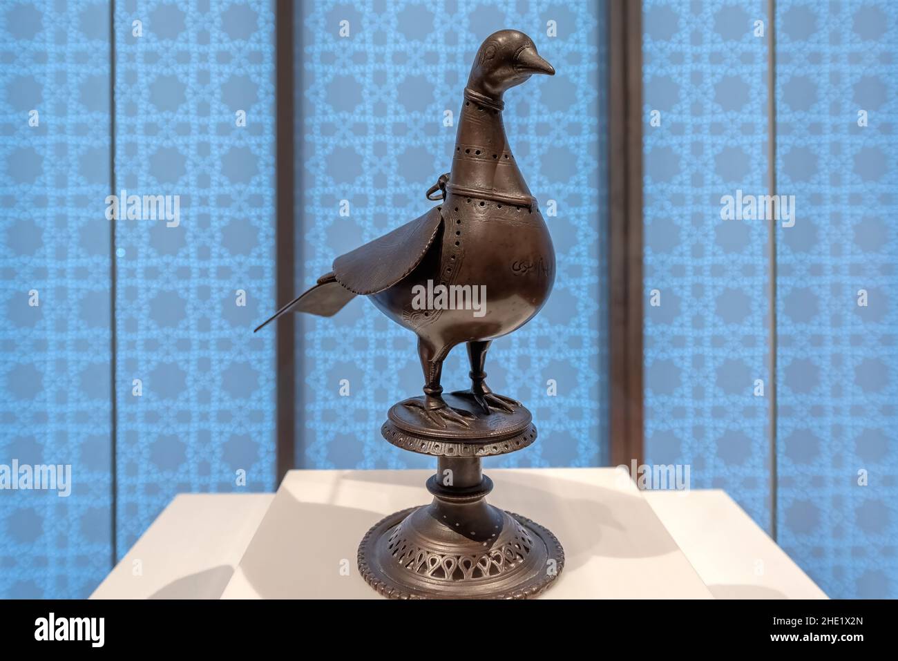 Räuchergefäß aus Messing in Form eines Vogels. Das Aga Khan Museum ist ein Museum für islamische Kunst, iranische Kunst und muslimische Kultur.Jan 8, 2022 Stockfoto