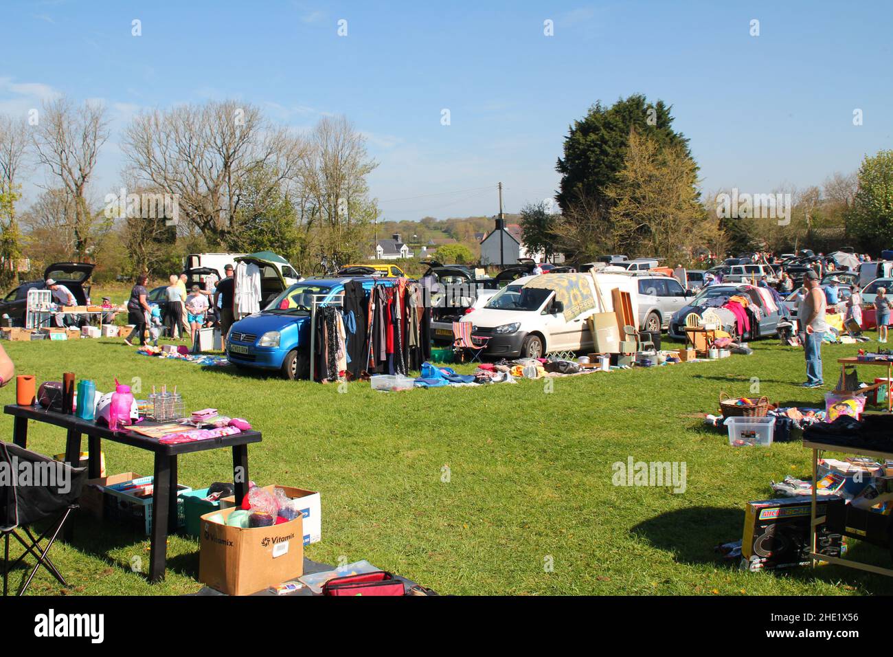 Luftbilder vom Pennant Autostiefel Verkauf, zeigt Autos geparkt, Autos mit Ständen geparkt und Menschen herumlaufen. Felder mit Bäumen und Feldwegen gesäumt Stockfoto