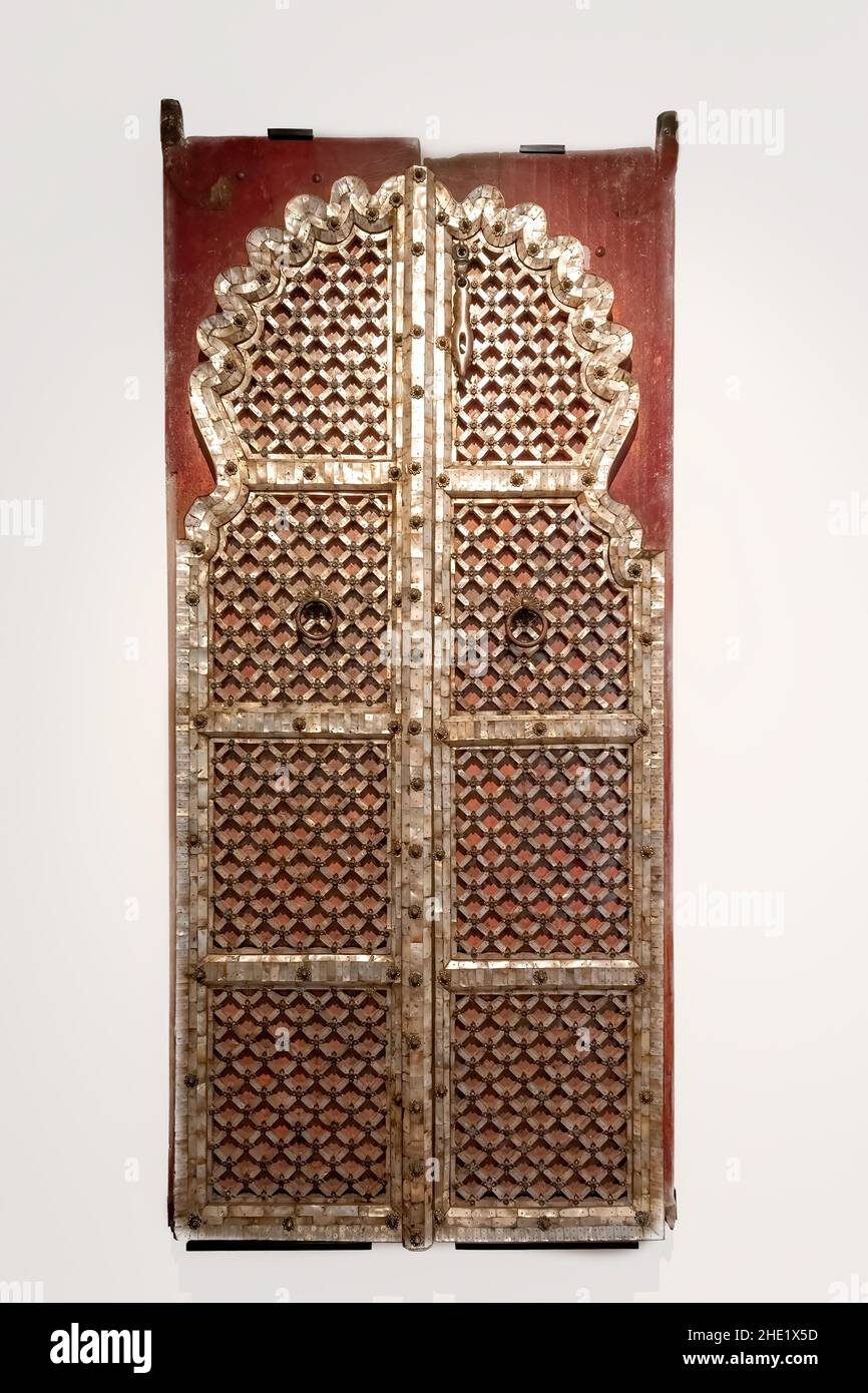 Antike Holztür mit Perlmutt-Einfassung und Gitterwerk. Das Aga Khan Museum ist ein Museum für islamische Kunst, iranische Kunst und muslimische Kultur.Jan Stockfoto