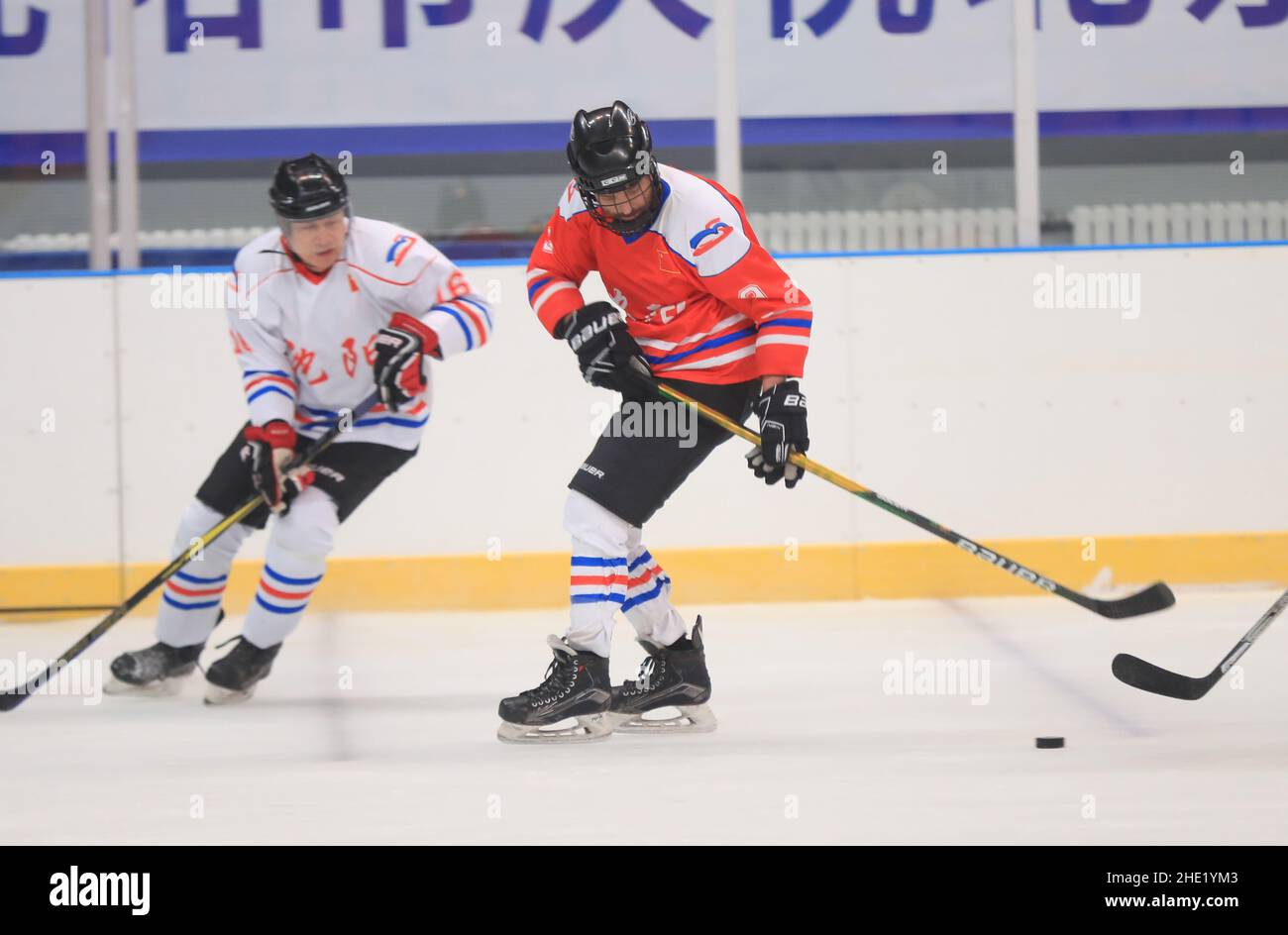 (220108) -- SHENYANG, 8. Januar 2022 (Xinhua) -- Ryan (R) spielt Eishockey mit Freunden in Shenyang, nordöstlich der Provinz Liaoning, 6. Januar 2022. Ryan ist ein 38-jähriger Kanadier, der in Shenyang lebt. Ryan kam 2013 zum ersten Mal nach China und arbeitet nun als Ingenieur bei einem Unternehmen in Shenyang. Ryan ist ein begeisterter Wintersportler, vor allem Eishockey. Durch das wöchentliche Eishockey-Training hat sich Ryan mit vielen lokalen Eishockey-Liebhabern angefreundet. Während sich die Olympischen Spiele 2022 in Peking nähern, freut sich Ryan auf eine großartige Leistung aller Athleten. Er wünscht dem Pekinger WI Stockfoto