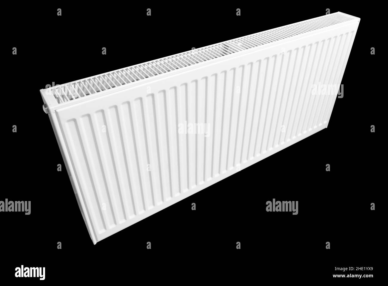 Heizungsbatterie auf schwarzem Hintergrund isoliert. Kühler. Haus Warmwasserbereiter Konvektor isoliert. Heizkonvektor. Stockfoto