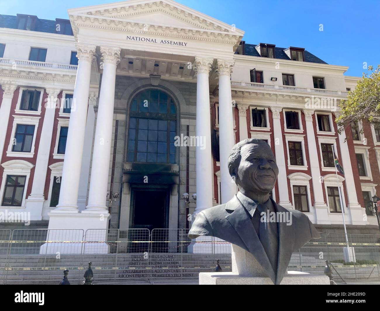 Nach einem Brand brannte das südafrikanische parlament mit einer Mandela-Statue aus Stockfoto