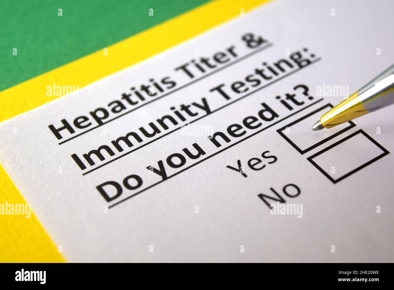 Eine Person beantwortet Fragen zu Hepatitis-Titer und Immunitätstests. Stockfoto