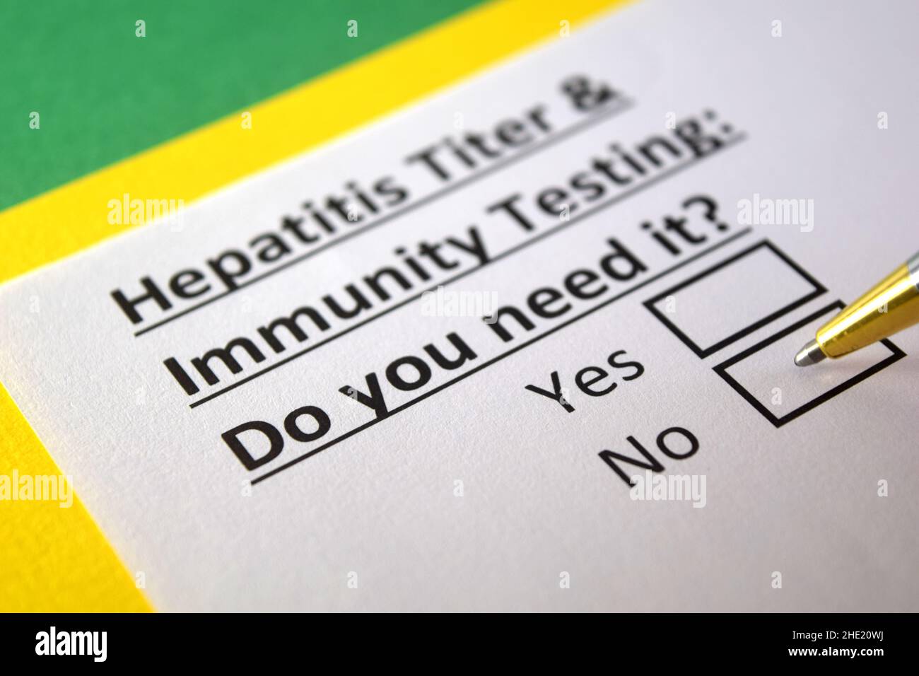 Eine Person beantwortet Fragen zu Hepatitis-Titer und Immunitätstests. Stockfoto