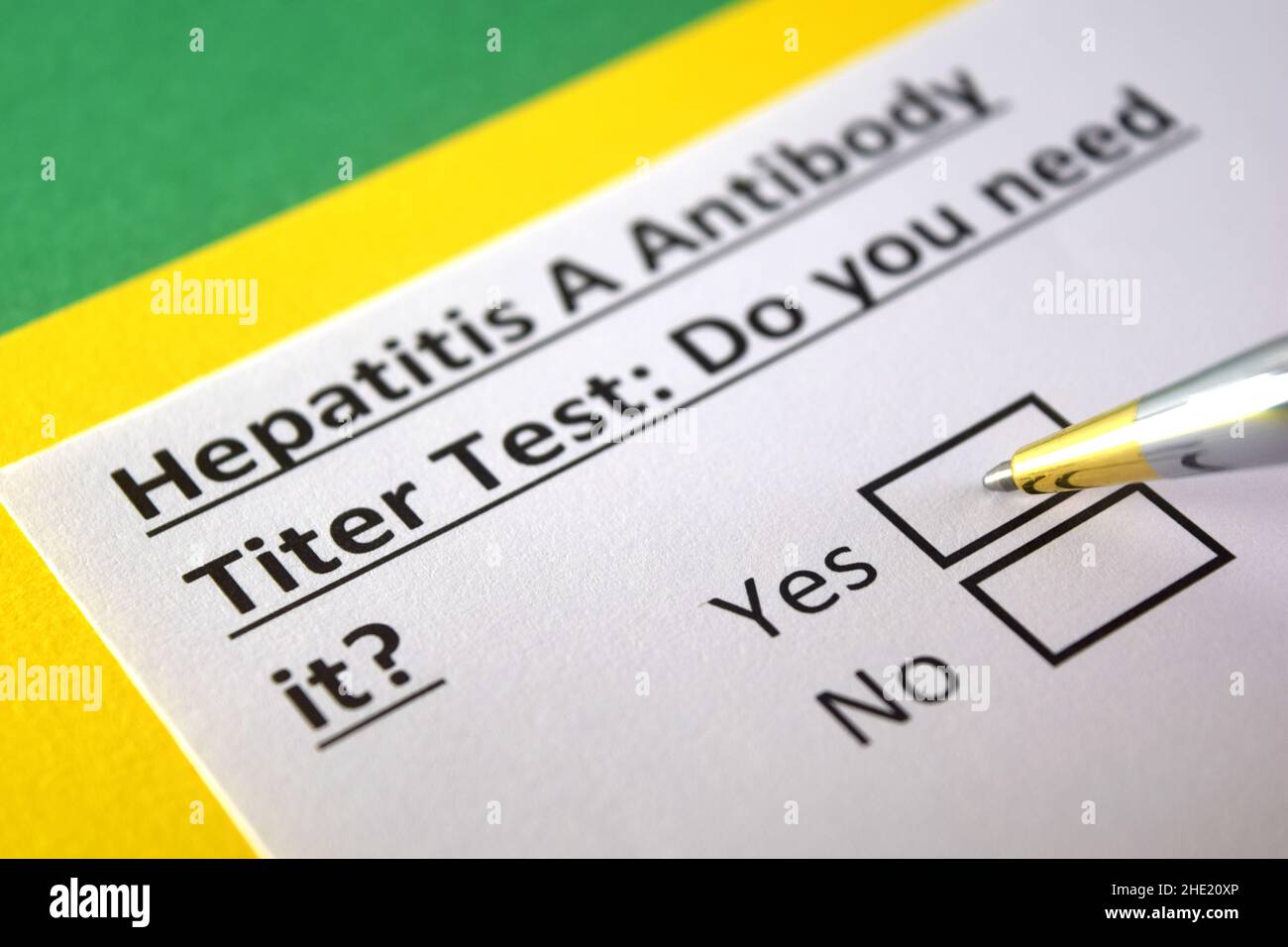 Eine Person beantwortet Fragen zum Hepatitis-A-Antikörpertitertest. Stockfoto