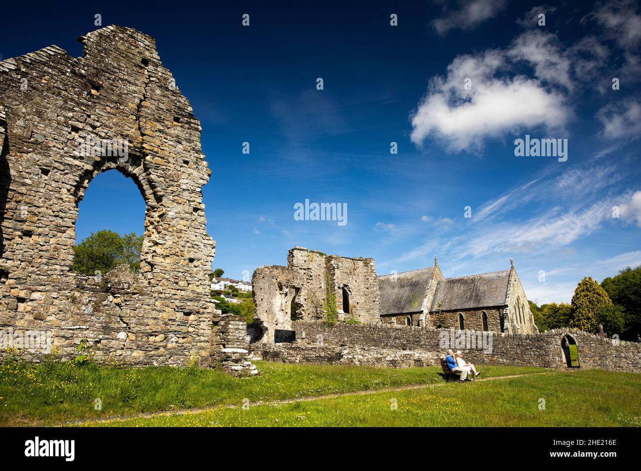 Großbritannien, Wales, Pembrokeshire, Saint Dogmaels, Shinrig, Besucher auf der Bank in den Ruinen der Abtei Stockfoto