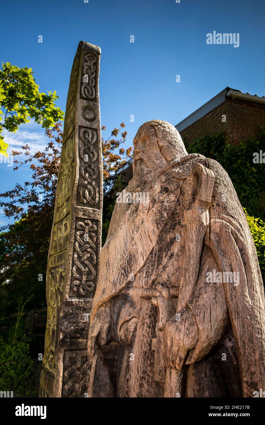 Großbritannien, Wales, Pembrokeshire, Saint Dogmaels, John Clarkes Holzstatue von Saint Dogmael aus dem Jahr 2002, die zur Feier des Goldenen Jubiläums von Königin Elizabeth II. Geschnitzt wurde Stockfoto