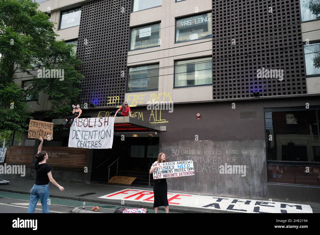 Demonstranten vor dem Einwanderungszentrum, wo Novak Djokovic, der Tennisspieler der Weltrangführer der Männer, festgehalten wird. Carlton Melbourne, Victoria, Australien Stockfoto