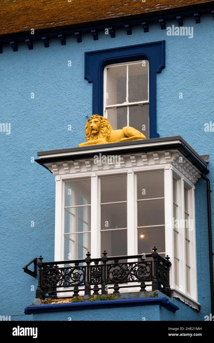 Großbritannien, Wales, Pembrokeshire, Pembroke, Main Street, Altes Schild am Erkerfenster des ehemaligen Golden Lion Hotels Stockfoto