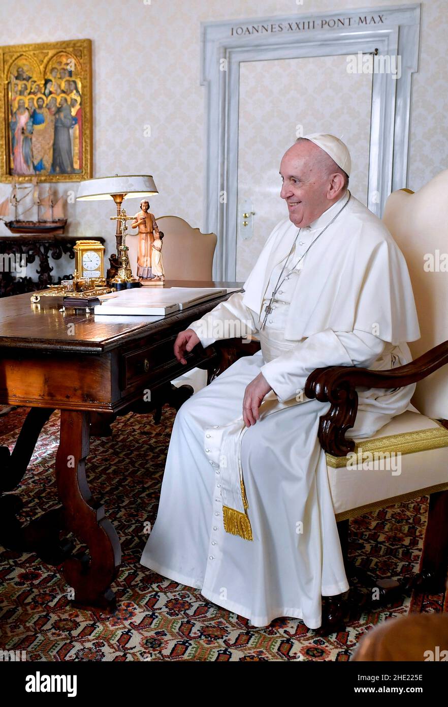 Vatikanstadt, Vatikan. 08th Januar 2022. Papst Franziskus trifft Tomasz Grodzki, den Präsidenten des Senats der Republik Polen, mit seiner Frau im Vatikan. 6. Januar 2021. NUR FÜR REDAKTIONELLE ZWECKE - Vatican Media/Spaziani. Kredit: dpa/Alamy Live Nachrichten Stockfoto