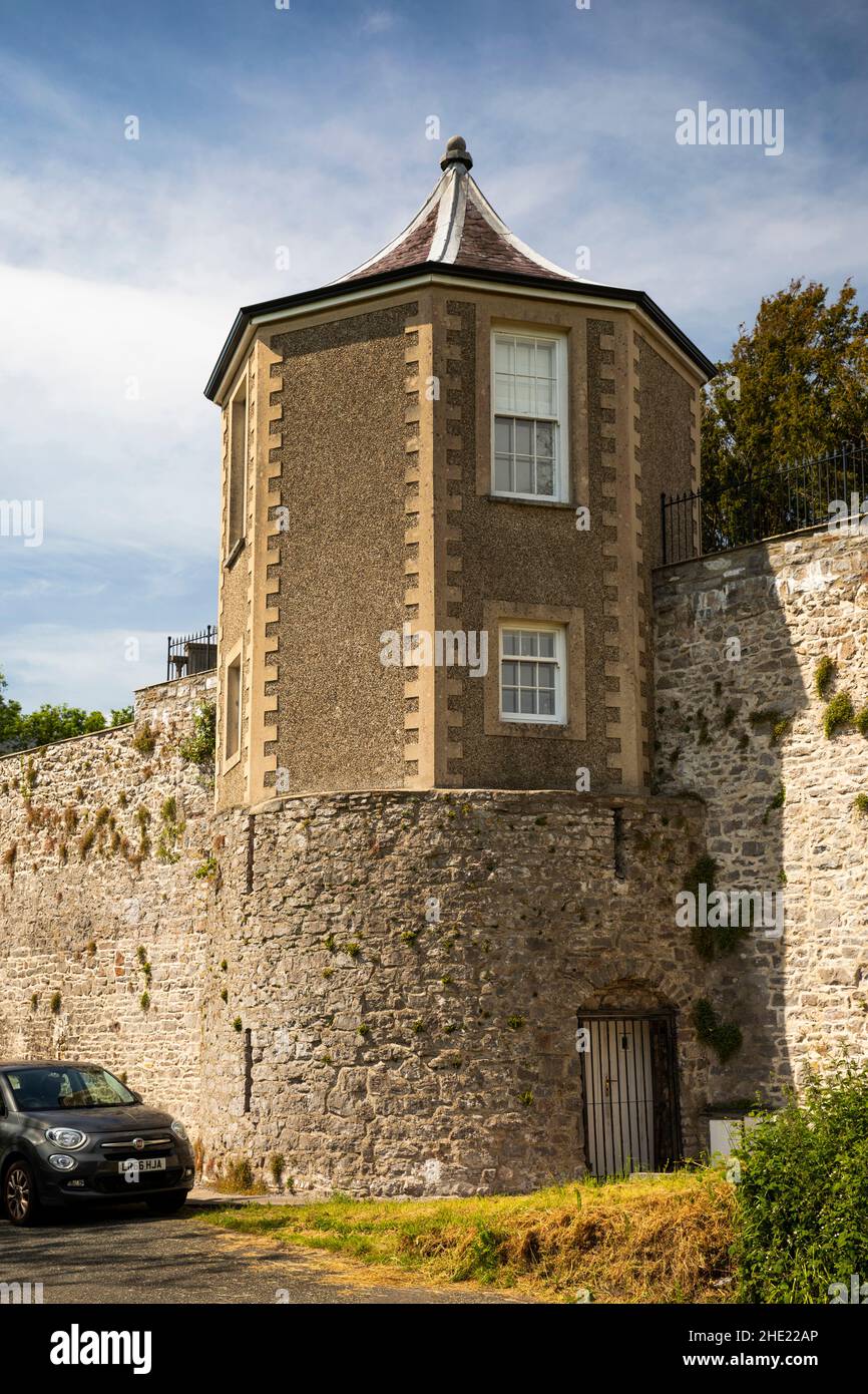 Großbritannien, Wales, Pembrokeshire, Pembroke, Common Road, Der Pavillon, 1800s Wohnung auf Turm der alten Stadtmauer gebaut Stockfoto