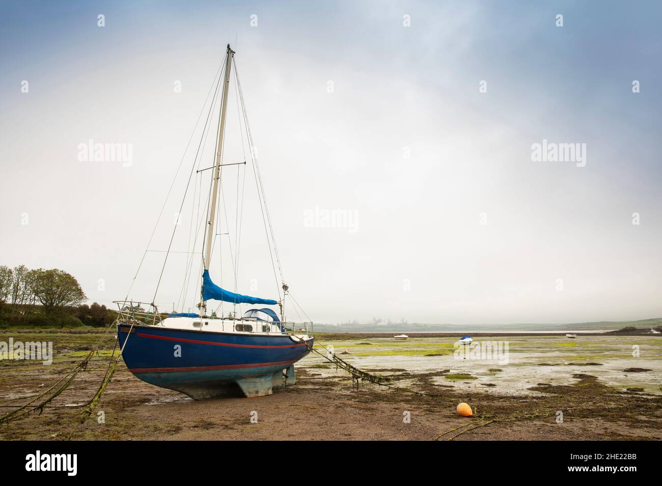 Großbritannien, Wales, Pembrokeshire, Angle, Segelboote hoch und trocken in Angle Bay auf Milford Haven Stockfoto