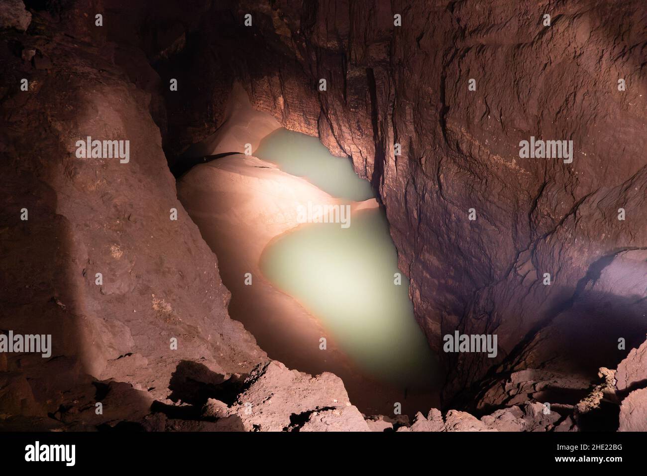 Blick auf das Höhlenmeer in der Höhle in New Athos in Abchasien. Geologie Stockfoto