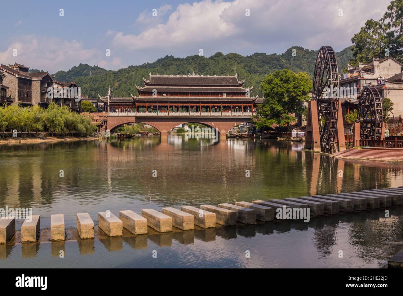 Brücke, Trittstein und Wasserräder am Fluss Tuo in der antiken Stadt Fenghuang, Provinz Hunan, China Stockfoto