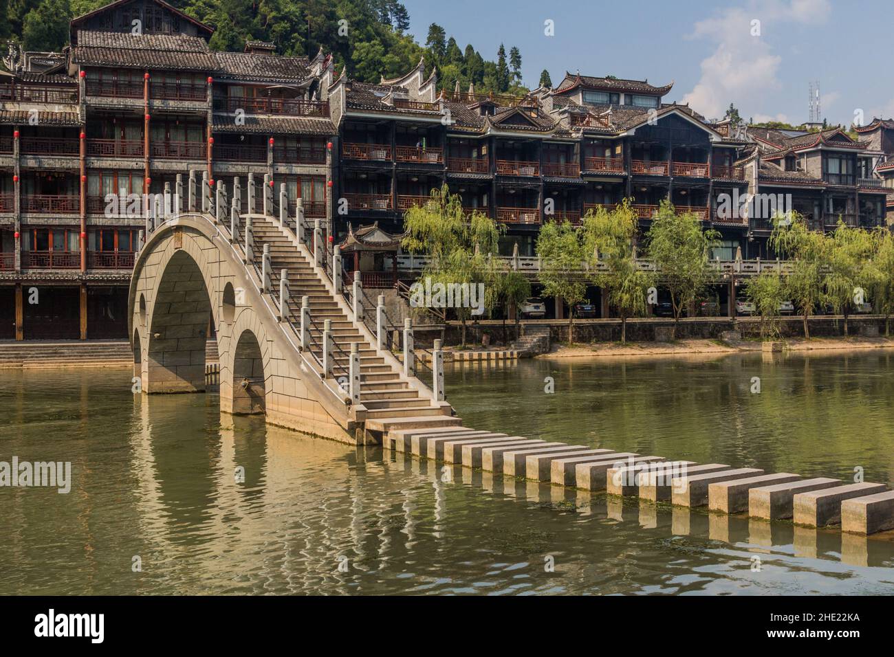 Brücke und Trittsteine über den Fluss Tuo in der antiken Stadt Fenghuang, Provinz Hunan, China Stockfoto