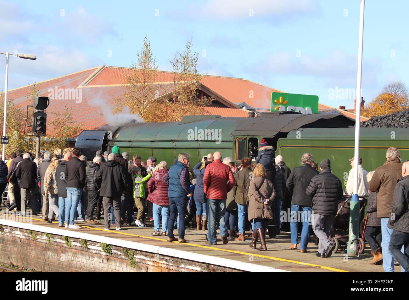 Der fliegende Schotte auf der Küstenlinie von Nordwales. Der Dampfzug hält in Crewe, Llandudno Junction und Holyhead Wales Stockfoto