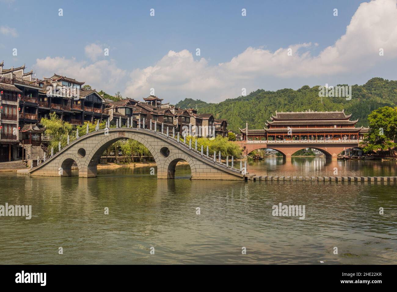 Brücken und Trittsteine, die den Fluss Tuo in der antiken Stadt Fenghuang, Provinz Hunan, China überqueren Stockfoto