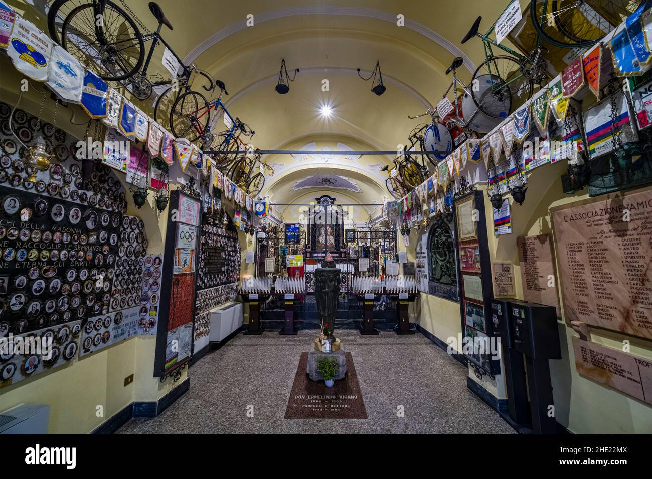 Die kleine Kirche auf dem Hügel Madonna del Ghisallo ist Radfahrern gewidmet und sieht innen eher wie ein Museum als eine Kirche aus. Stockfoto