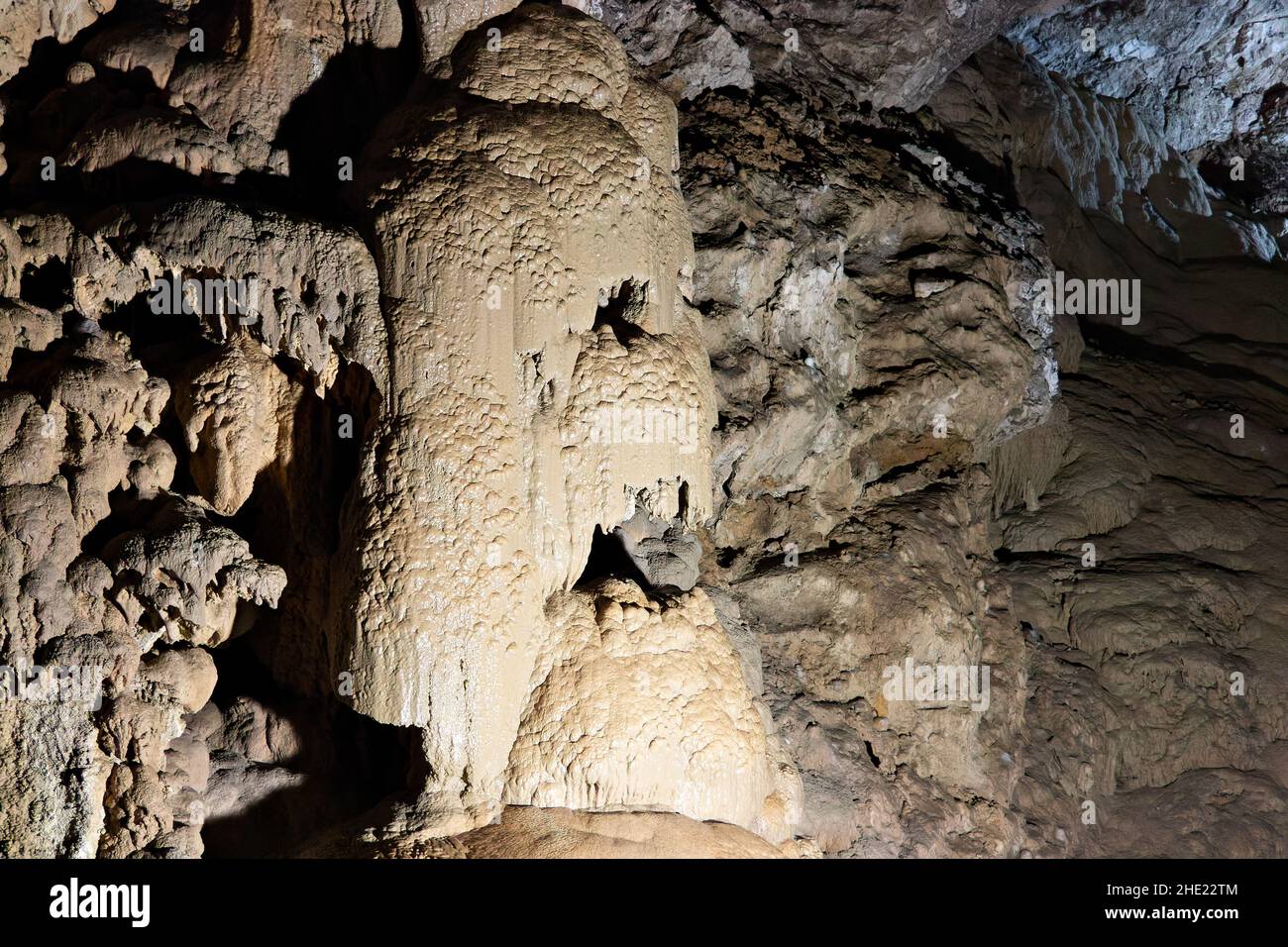 Blick auf die Höhle aus Staloktten und Stologmiten in New Athos in Abchasien. Touristenattraktion Stockfoto