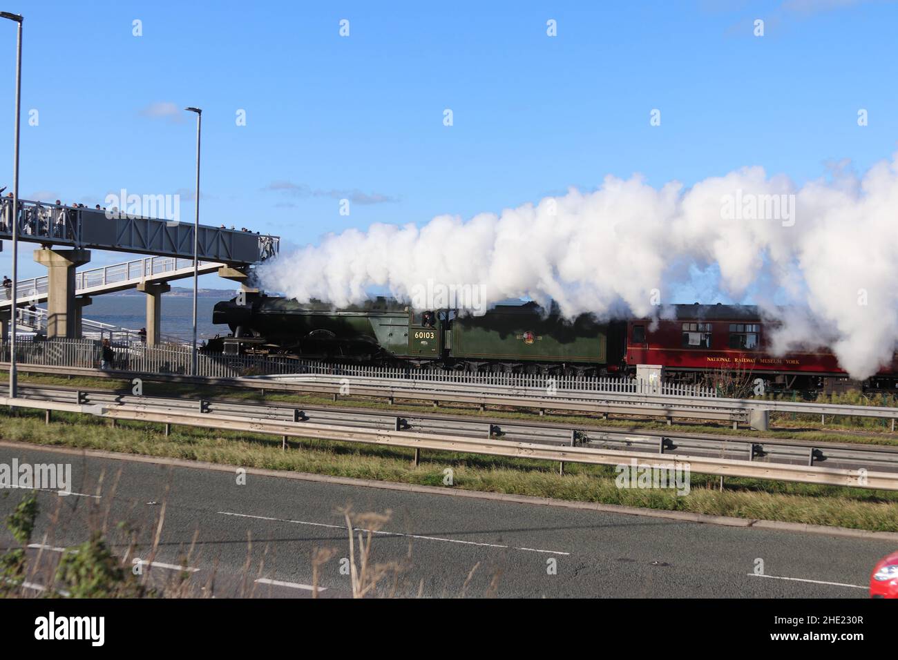 Der fliegende Schotte auf der Küstenlinie von Nordwales. Der Dampfzug hält in Crewe, Llandudno Junction und Holyhead Wales Stockfoto