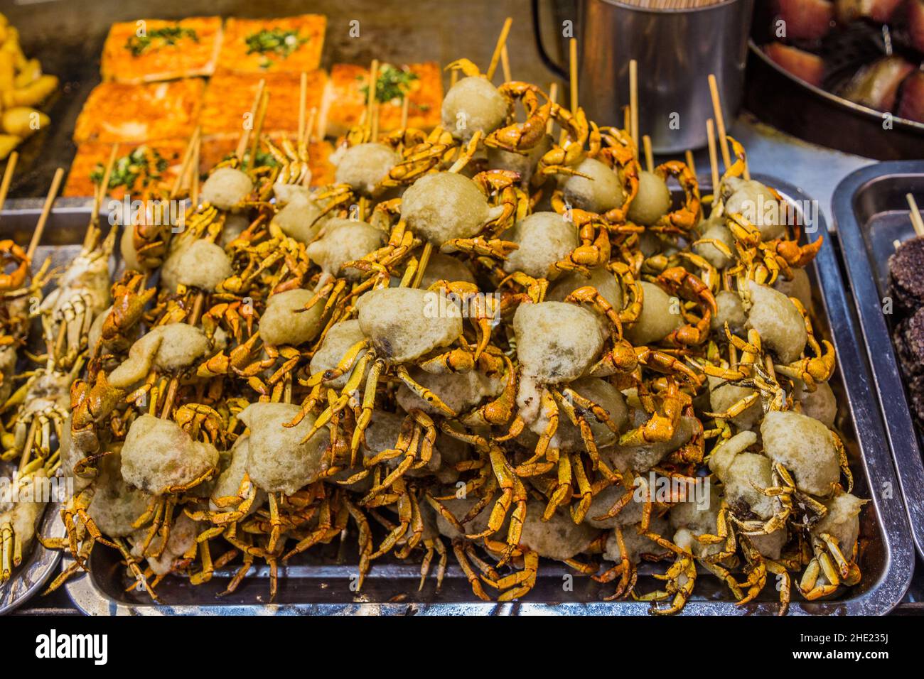 Krabben-Snacks, Straßenessen in der Altstadt von Fenghuang, Provinz Hunan, China Stockfoto