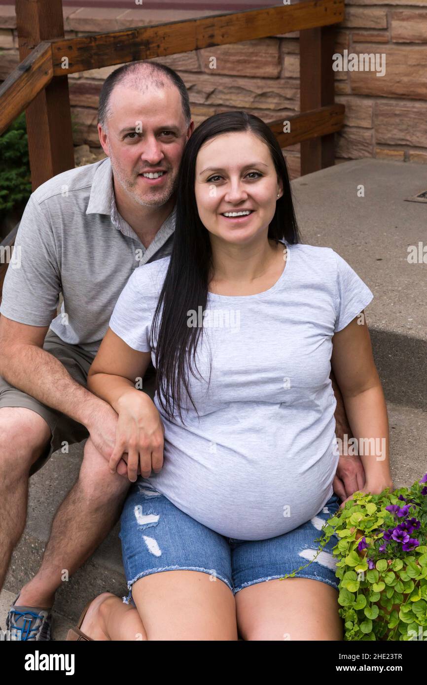 Mann und die schwangere Frau Pose auf Kamera, MT, USA Stockfoto
