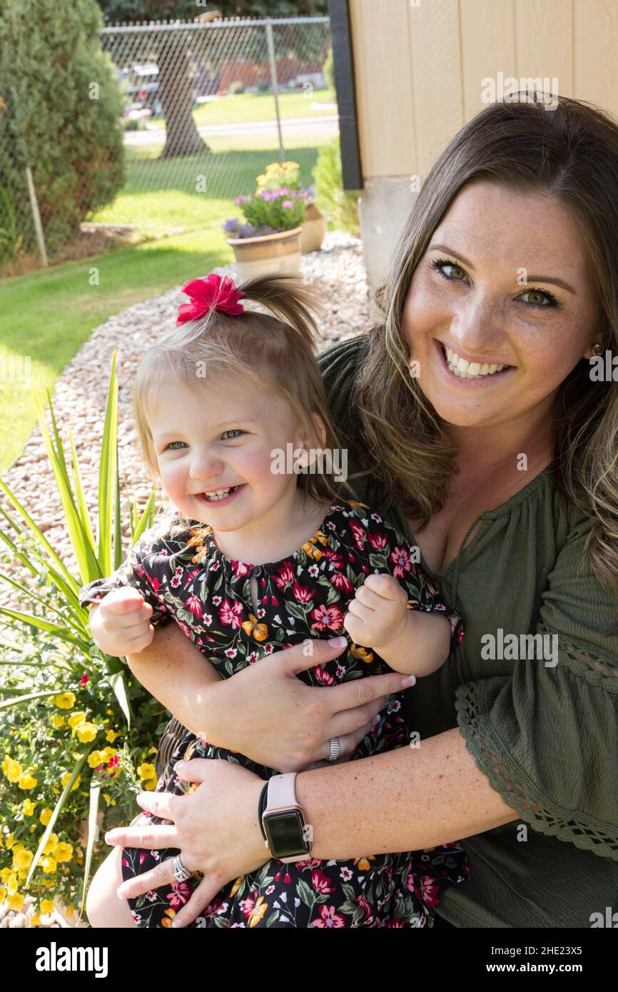 Glückliche Mutter mit ihrer einjährigen Tochter, USA Stockfoto