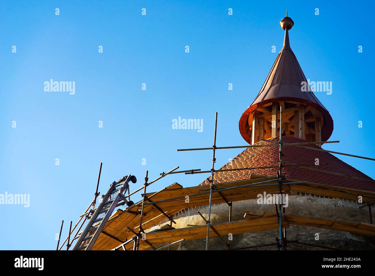 Restaurierung eines alten Gebäudeteltes mit Gerüsten. Stockfoto