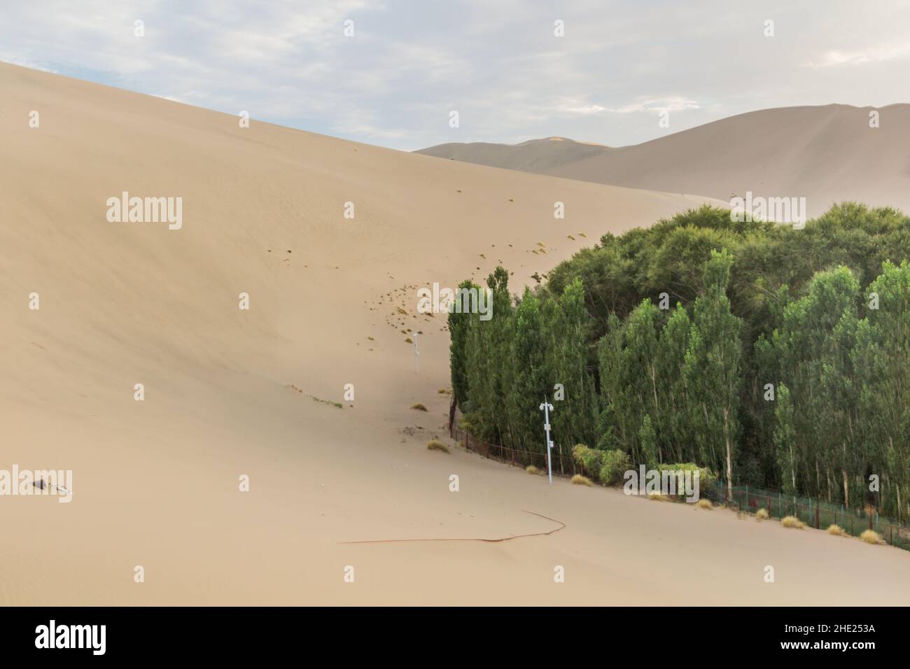 Zaun- und Überwachungskameras um die Singende Sanddüne in der Nähe von Dunhuang, Provinz Gansu, China Stockfoto