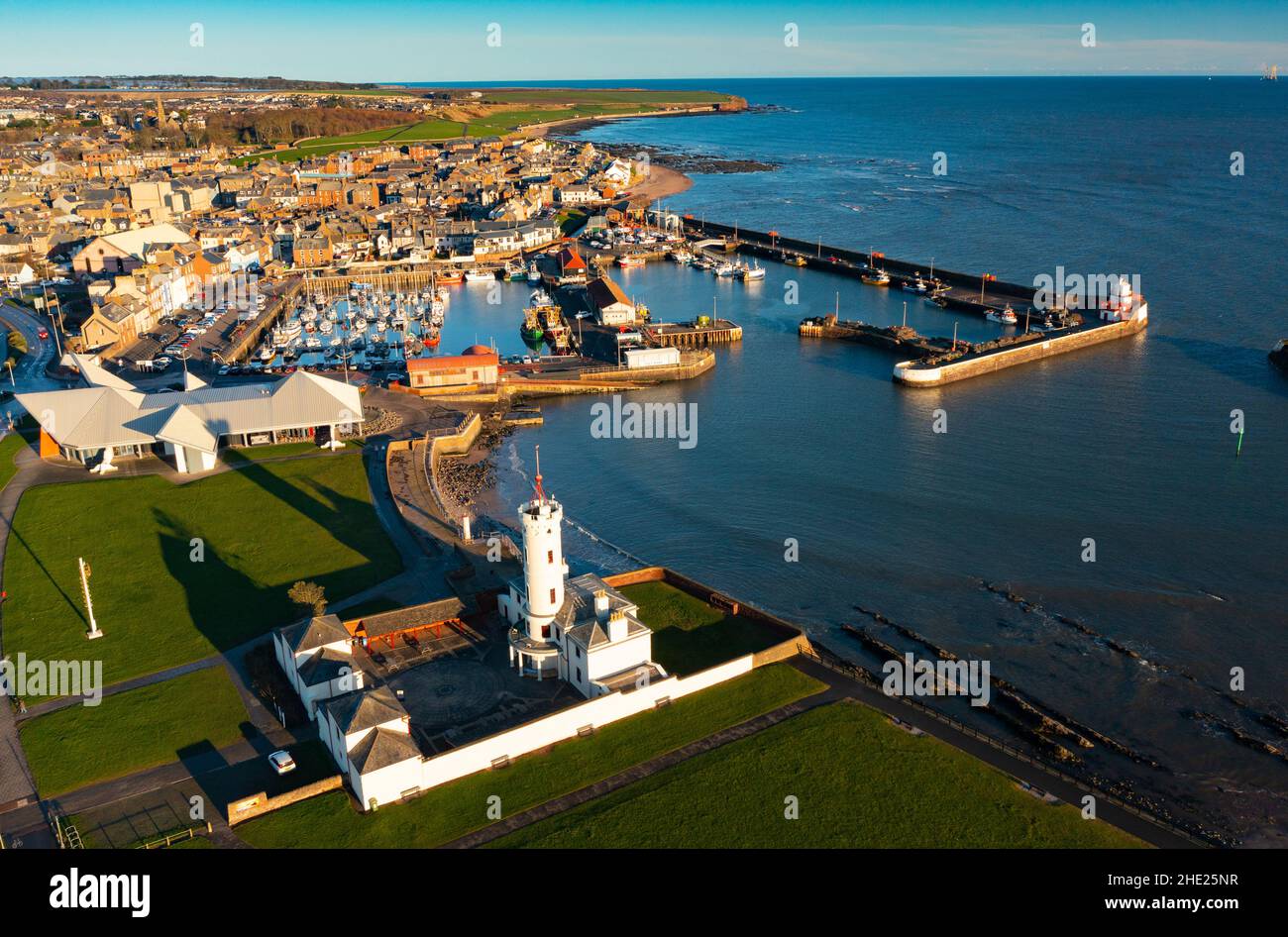 Luftaufnahme von der Drohne des Hafens von Arbroath und Signal Tower Museum in Angus, Schottland. VEREINIGTES KÖNIGREICH Stockfoto