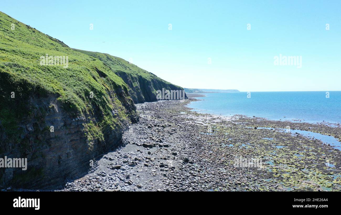 Luftaufnahme der walisischen Küste und Klippe in Llannon, Ceredigion. Blauer Himmel und Meer, Kiesstrand, Küstenweg. Stockfoto Luftaufnahme der walisischen Küste und Klippe in Llannon, Ceredigion. Blauer Himmel und Meer, Kiesstrand, Küstenweg. Stockfoto