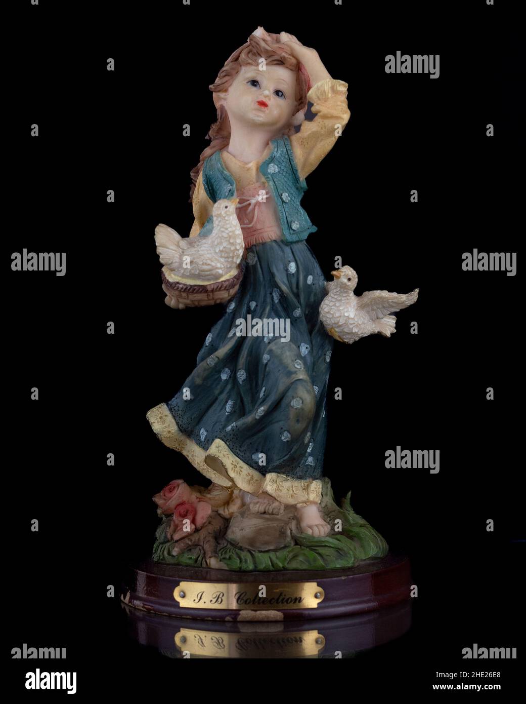 Nahaufnahme einer weiblichen Keramikstatue mit schwarzem Hintergrund Stockfoto