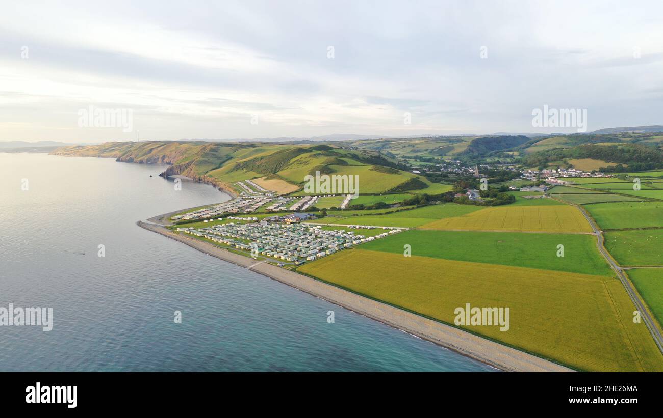 Luftbild mit Blick auf 2 Caravan Parks in Llanrhystud, Blick die Küste hinauf nach Aberystwyth. Zeigt Meer, Strand, Felder und Hügel. Stockfoto