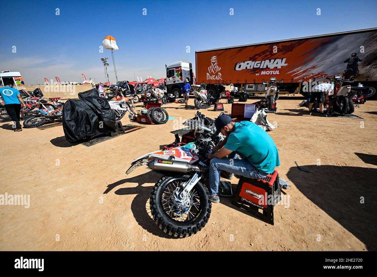 123 Moore Charan (zaf), KTM 450 Rally Replica, Moto, Original von Motul, W2RC, Atmosphäre während des Ruhetag der Rallye Dakar 2022 am 8th 2022. Januar in Riad, Saudi-Arabien - Foto Gigi Soldano / DPPI Stockfoto