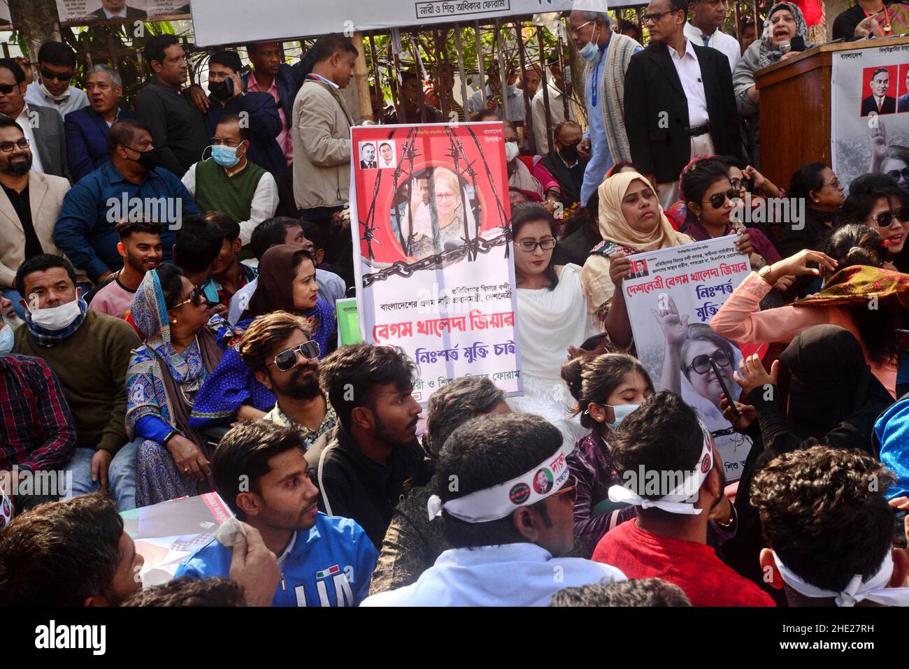 Dhaka, Bangladesch. 8th. Januar 2022. Anhänger der Bangladesh Nationalist Party (BNP) nehmen an einer Protestkundgebung Teil, in der sie die sofortige Freilassung ihrer Vorsitzenden Khaleda Zia fordern und am 8. Januar 2022 vor dem National Press Club in Dhaka, Bangladesch, für ihre bessere Behandlung ins Ausland gehen dürfen Quelle: Mamunur Rashid/Alamy Live News Stockfoto