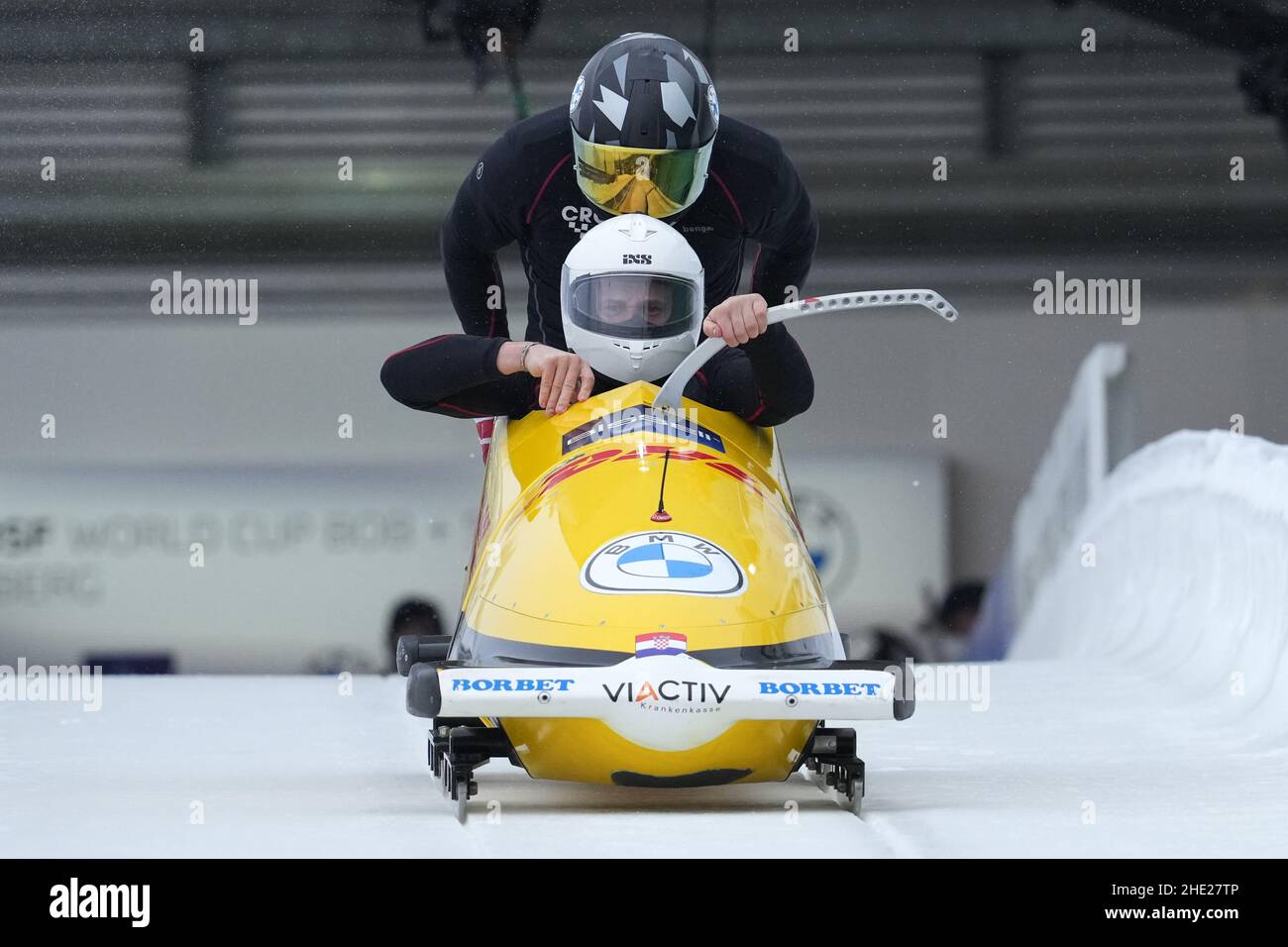 WINTERBERG, DEUTSCHLAND - 8. JANUAR: Drazen Silic und Benedikt Nikpalj aus Kroatien treten während des BMW IBSF Bob & Skeleton World Cup in der VELTINS-Eisarena am 8. Januar 2022 in Winterberg in der 2-Mann-Bobbahn an (Foto: Patrick Goosen/Orange Picles) Stockfoto