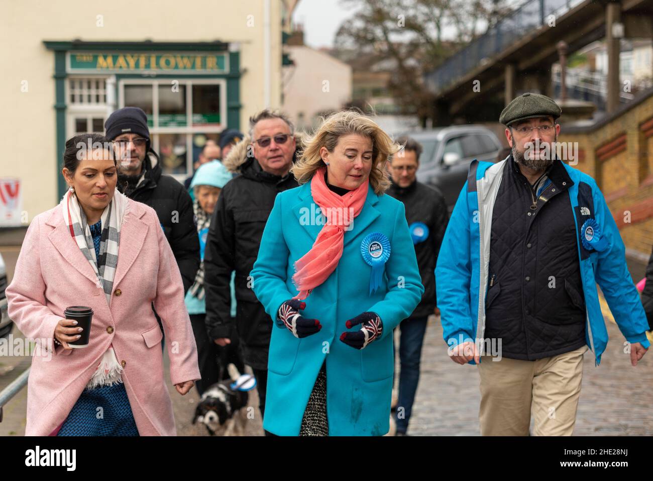 Die konservative Abgeordnete Priti Patel mit der Kandidatin von Southend West Tory, Anna Firth, und James Duddridge, die sich dafür einsetzen, David Amess bei den Nachwahlen zu ersetzen Stockfoto