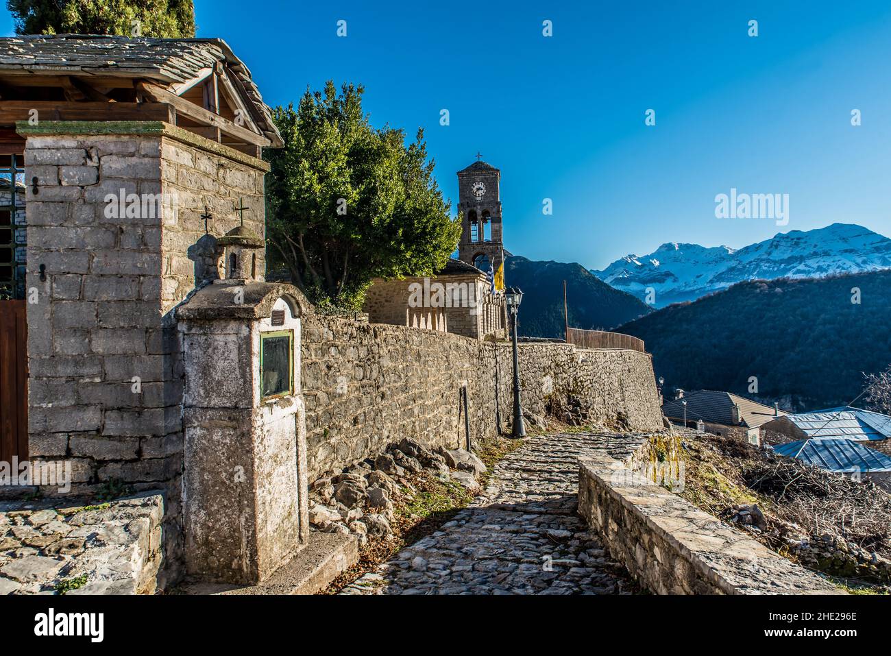 Traditionelles Dorf Kallarites am Berg Tzoumerka, Ioannina, Epirus, Griechenland Stockfoto