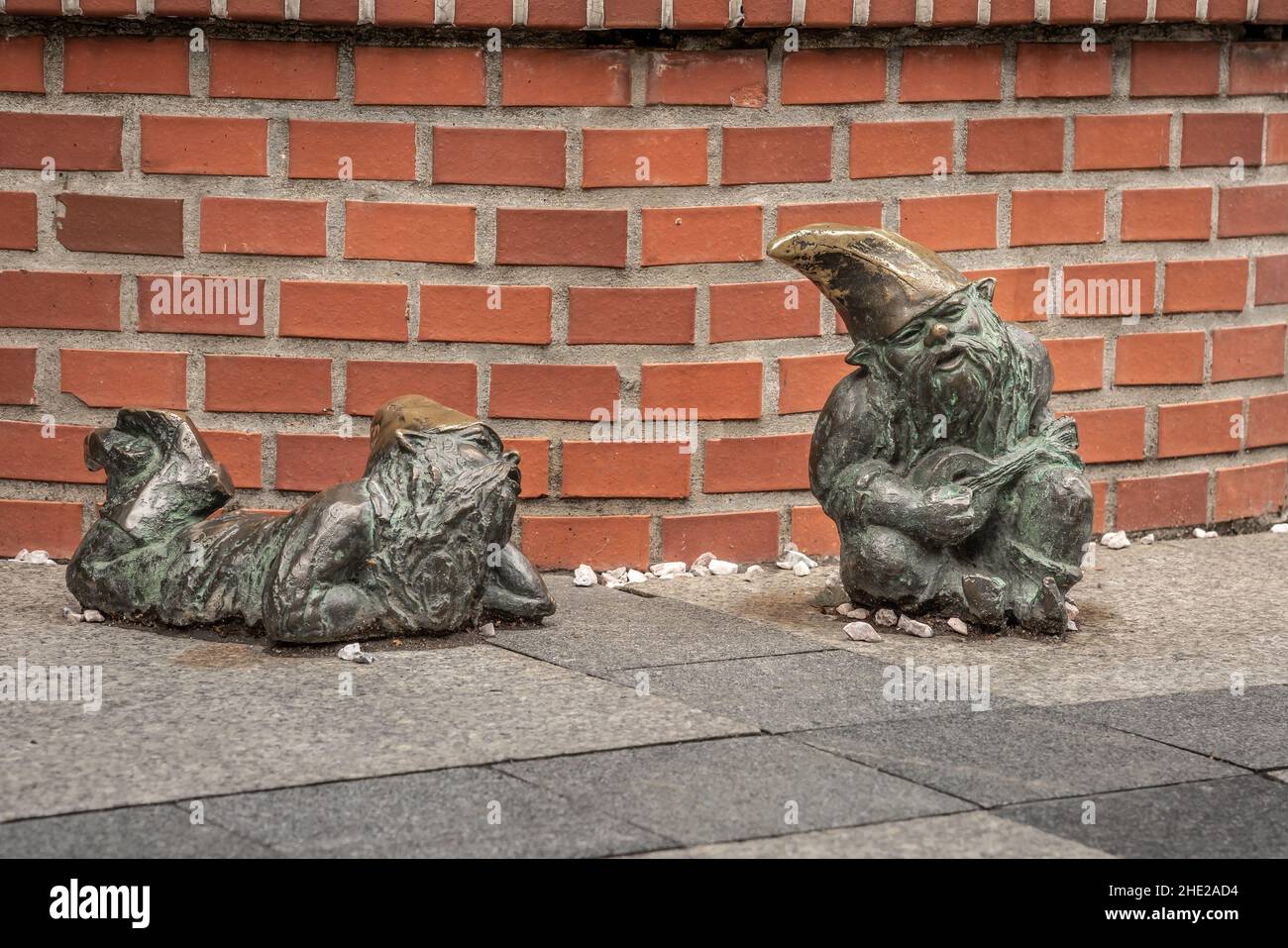 Bucker und Musikliebhaber Zwerge (Grajek i Meloman) - seit 2005 erschienen in der Stadt - Breslau, Polen, Hunderte von wroclaw-Zwergfiguren Stockfoto