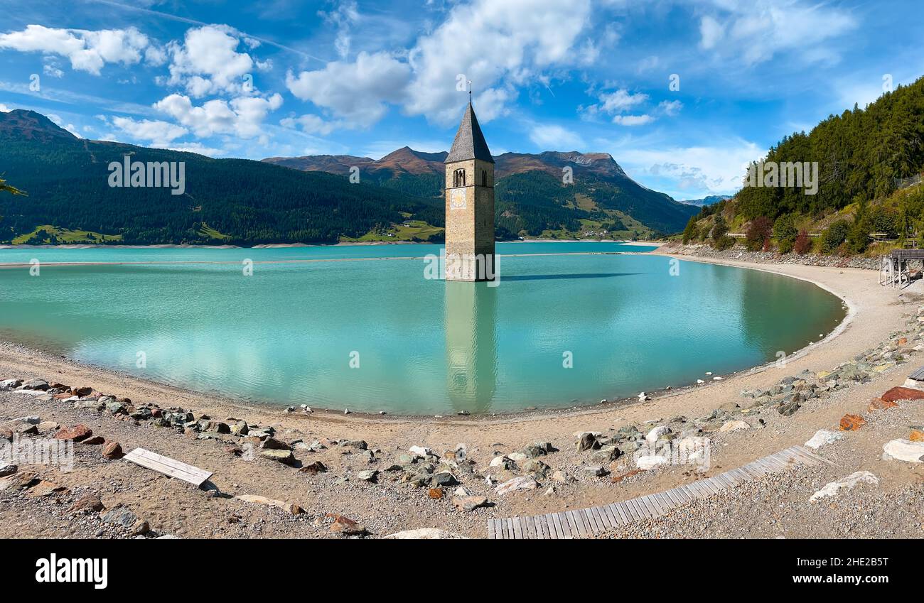 Der Glockenturm der Kirche stammt aus dem überfluteten Dorf Graun - Curon im Vinschgau, Südtirol, Italien Stockfoto