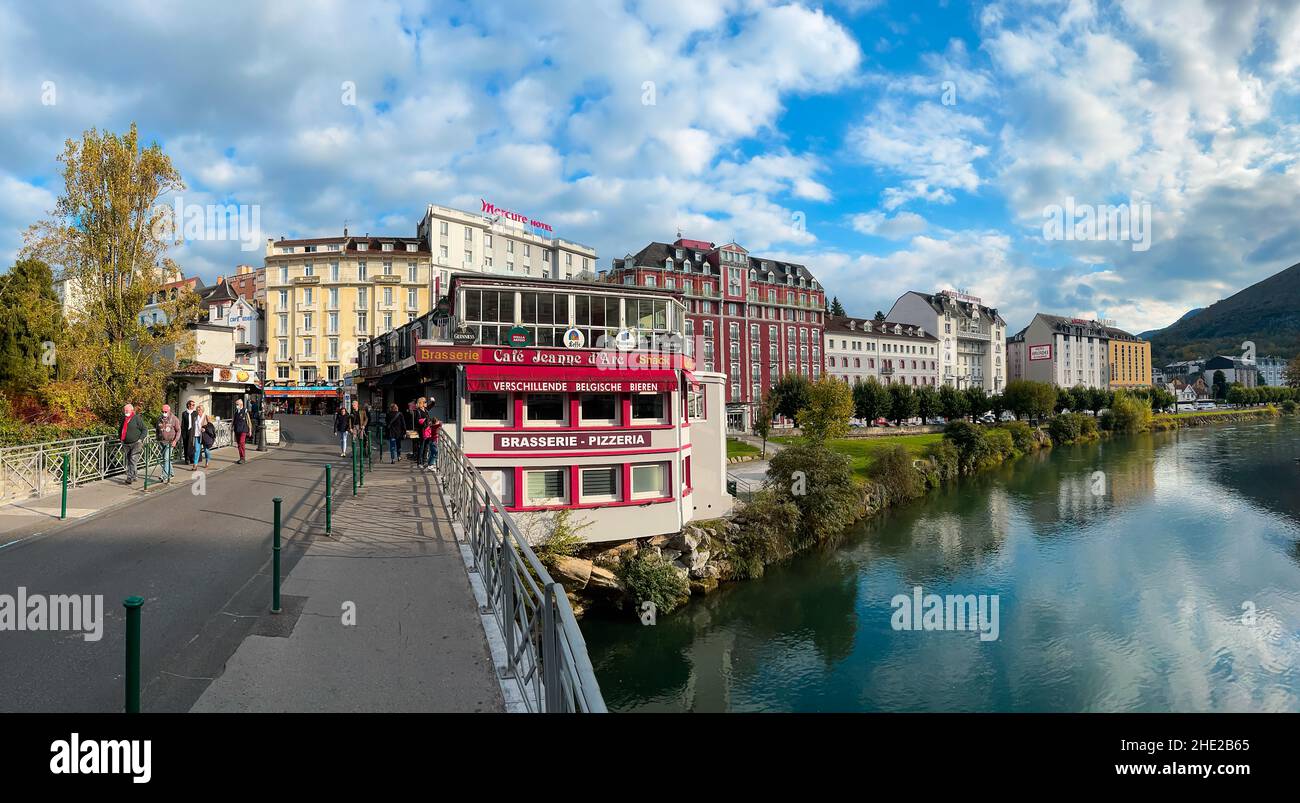 Lourdes, Frankreich - 26. Oktober 2021: Hotels und Restaurants in Lourdes am Ufer des Flusses Ousse. Lourdes ist ein Wallfahrtsort, der für Apparit bekannt ist Stockfoto