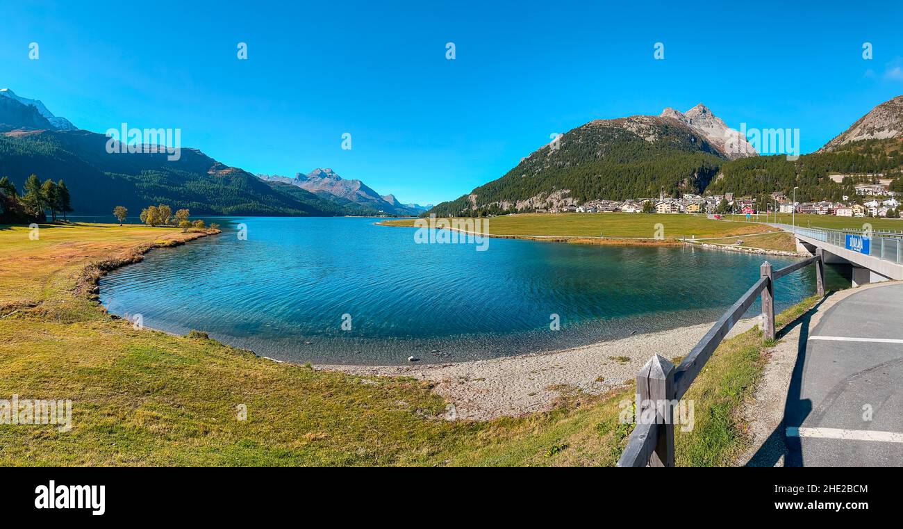 Atemberaubender Silvaplaner See - Silvaplanersee im Engadiner Tal in den schweizer Alpen Stockfoto