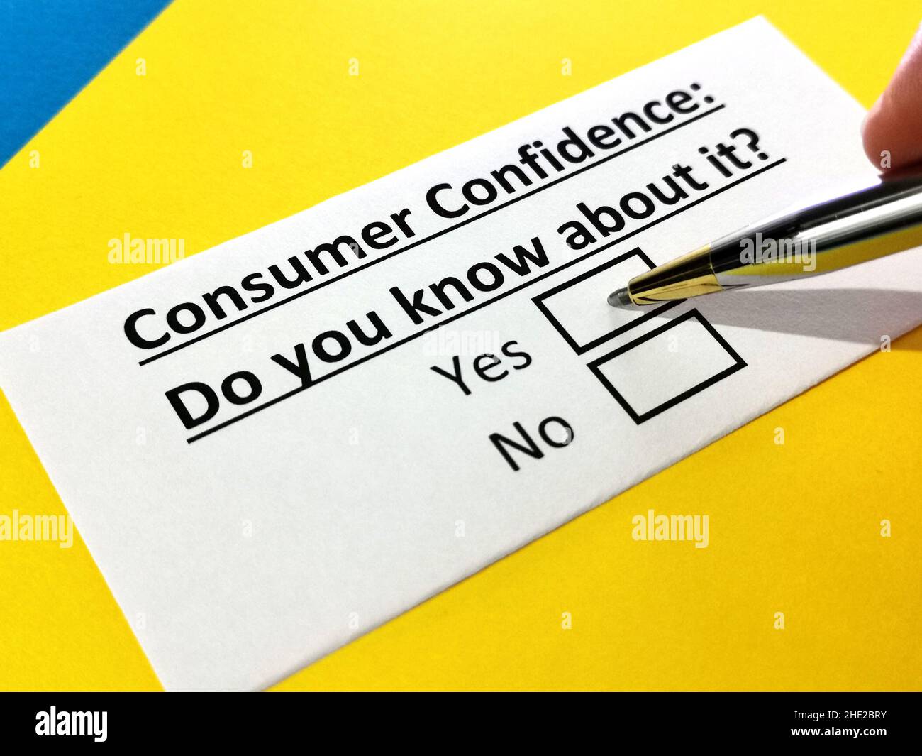Eine Person beantwortet Fragen zum Verbrauchervertrauen. Stockfoto