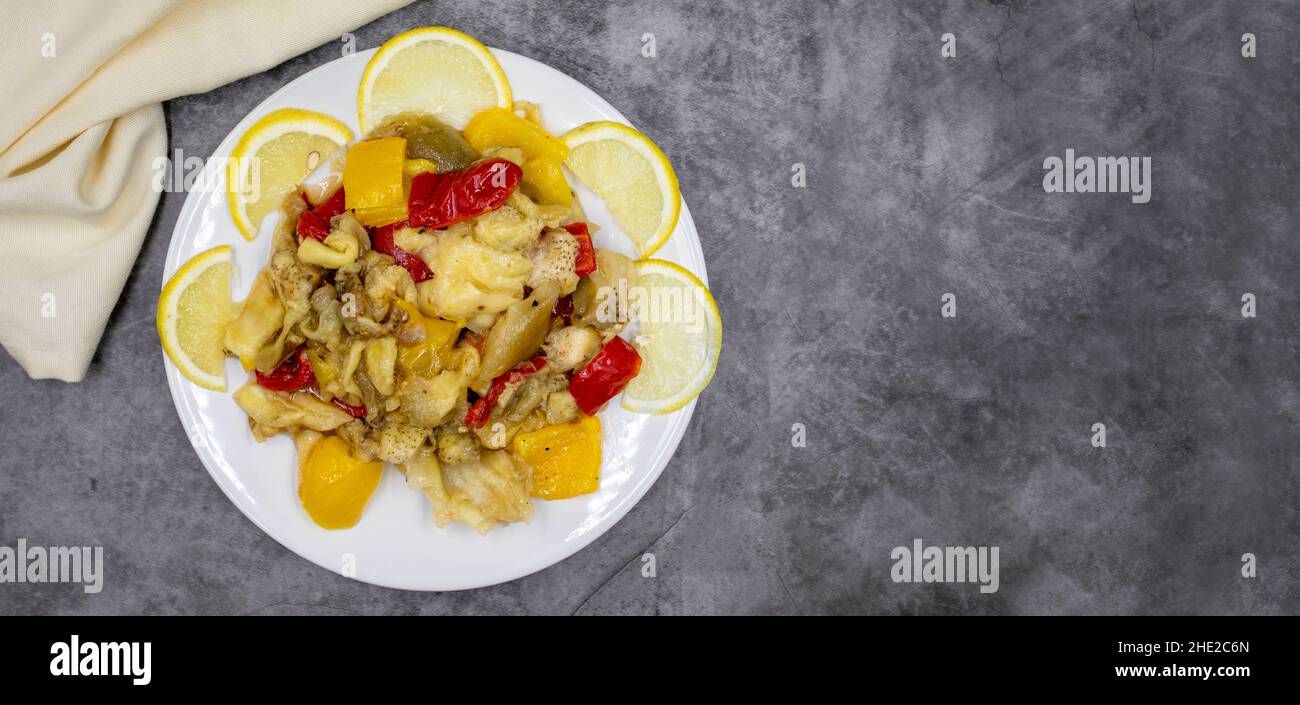 Gerösteter Auberginen-Salat auf dunklem Hintergrund. Türkischer Salat mit gebackener Aubergine. Patlıcan salata. Türkische Küche Vorspeisen. Draufsicht. Leerer Raum für t Stockfoto