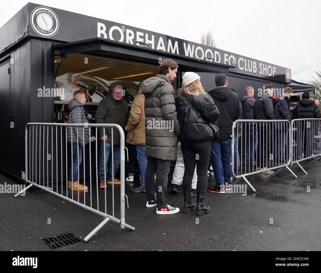 Im Club-Shop des Boreham Wood FC warten Fans vor dem dritten Spiel des Emirates FA Cup im LV Bet Stadium Meadow Park in Borehamwood an. Bilddatum: Samstag, 8. Januar 2022. Stockfoto