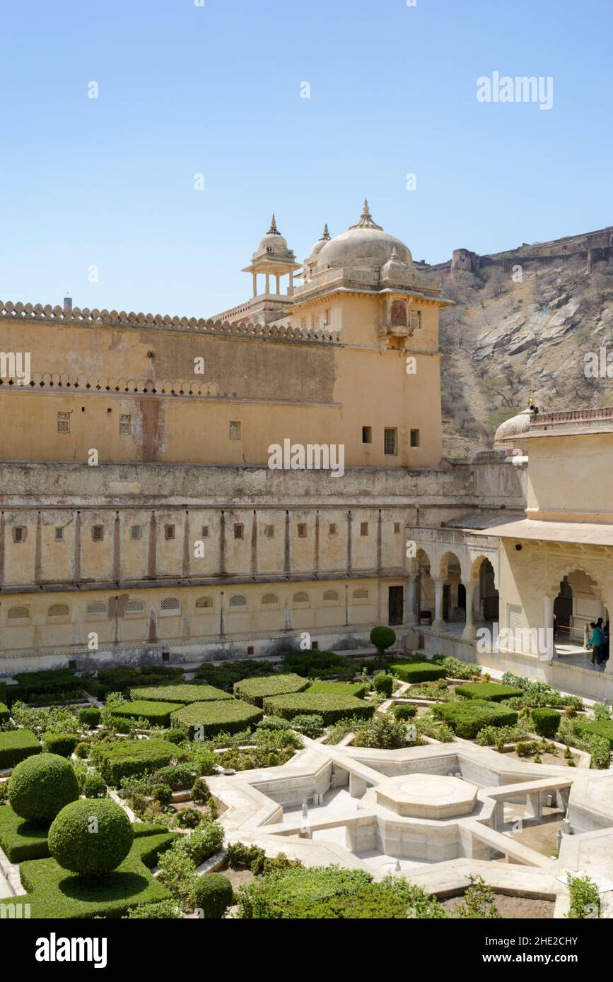 Palastgärten in Amber Fort (oder Amer Fort), Amer, in der Nähe von Jaipur, Rajasthan, Indien, Südasien Stockfoto