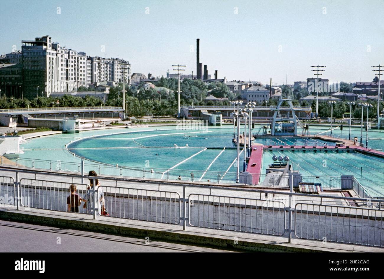 Der Moskwa-Pool (Moskauer Pool), Moskau, Russland Mitte 1960s. Der kreisförmige, betonierte Freiluft-Badekomplex oder lido war eine Zeit lang der größte der Welt. Es wurde 1958 in Moskau auf dem Fundament des noch nicht erbauten Sowjetpalastes errichtet. Der beheizte Pool wird das ganze Jahr über betrieben, auch bei Temperaturen von bis zu -20 Grad Im Winter wurde das Wasser auf 32-34 Grad erhitzt Der Bereich des Schwimmbads wurde in Abschnitte für freies Schwimmen und Sport unterteilt, sowie ein achtspuriges Becken und eine 10 m hohe Sprungplattform. Es schloss 1994 – ein Vintage-Foto aus dem Jahr 1960s. Stockfoto